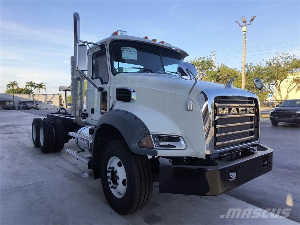 Mack GR64BX Savivarčių priekabų vilkikai