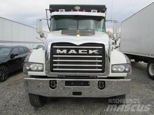 Mack GR64F Savivarčių priekabų vilkikai