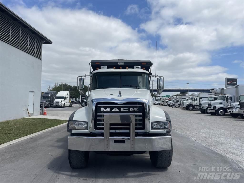 Mack GR64F Savivarčių priekabų vilkikai