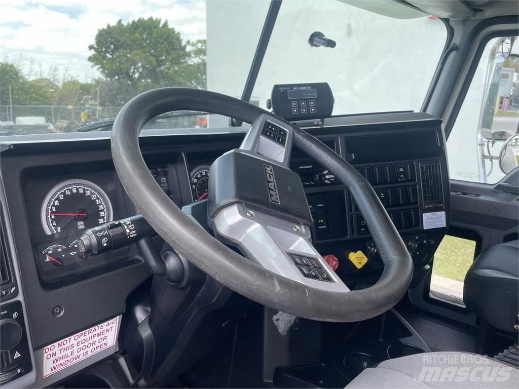 Mack GR64F Savivarčių priekabų vilkikai