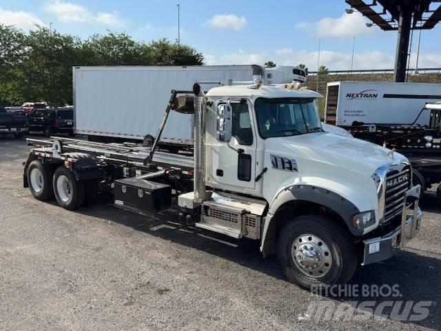 Mack GR64F Kita