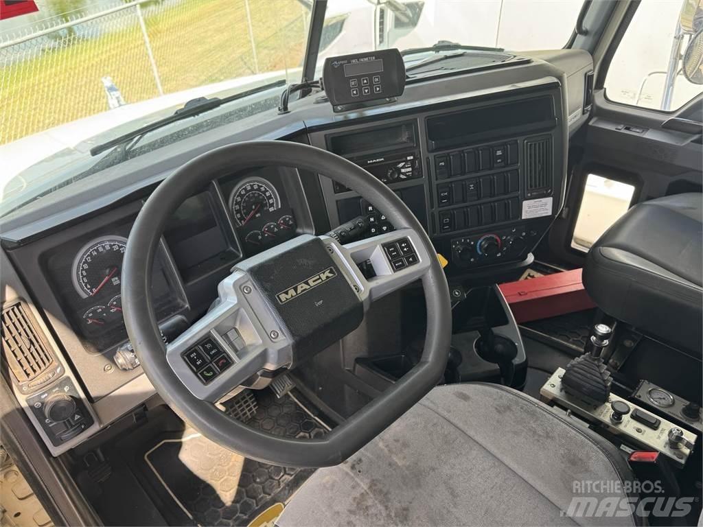 Mack GR64F Savivarčių priekabų vilkikai