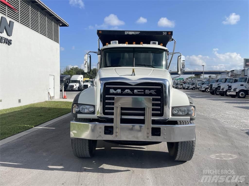 Mack GR64F Savivarčių priekabų vilkikai
