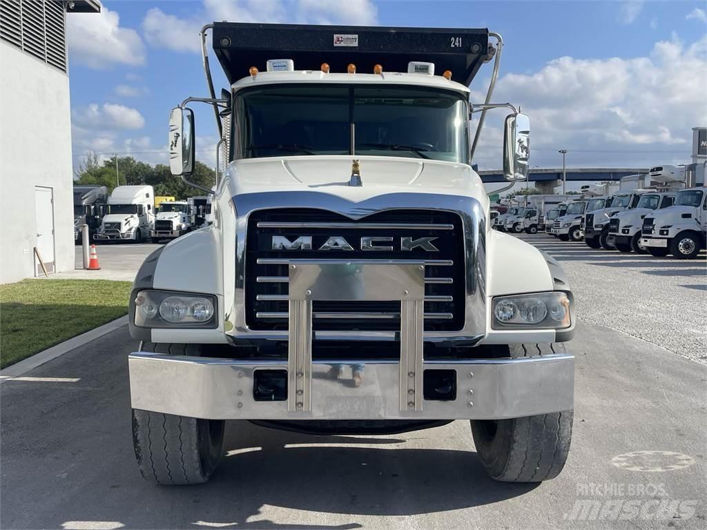 Mack GR64F Savivarčių priekabų vilkikai