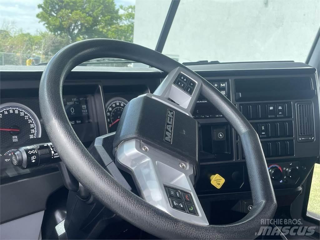 Mack GR64F Savivarčių priekabų vilkikai