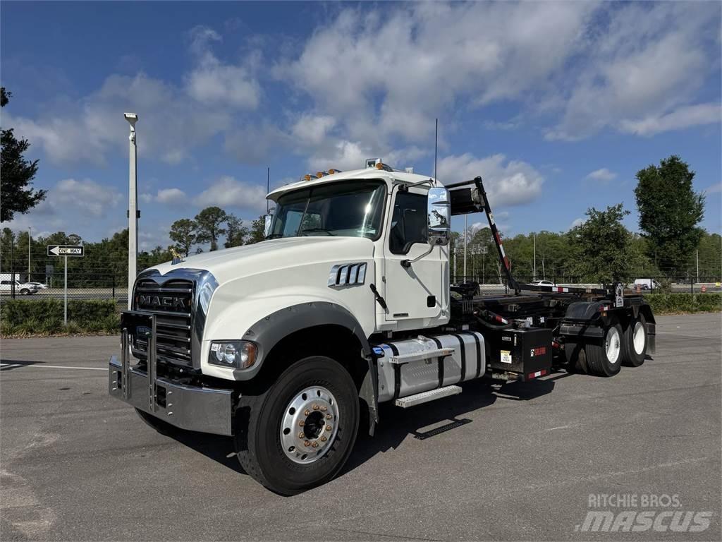 Mack GR64F Kita