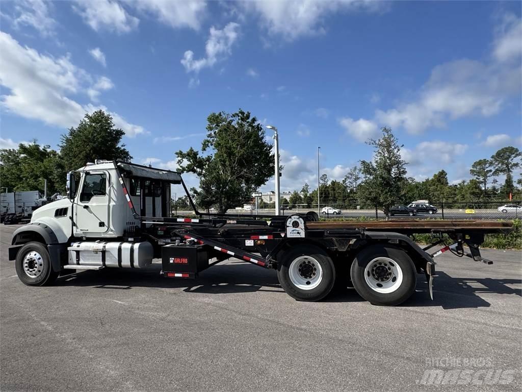 Mack GR64F Kita