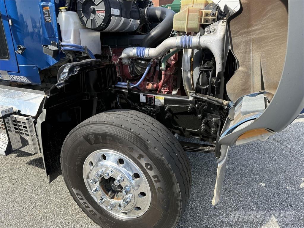 Mack GR64F Savivarčių priekabų vilkikai