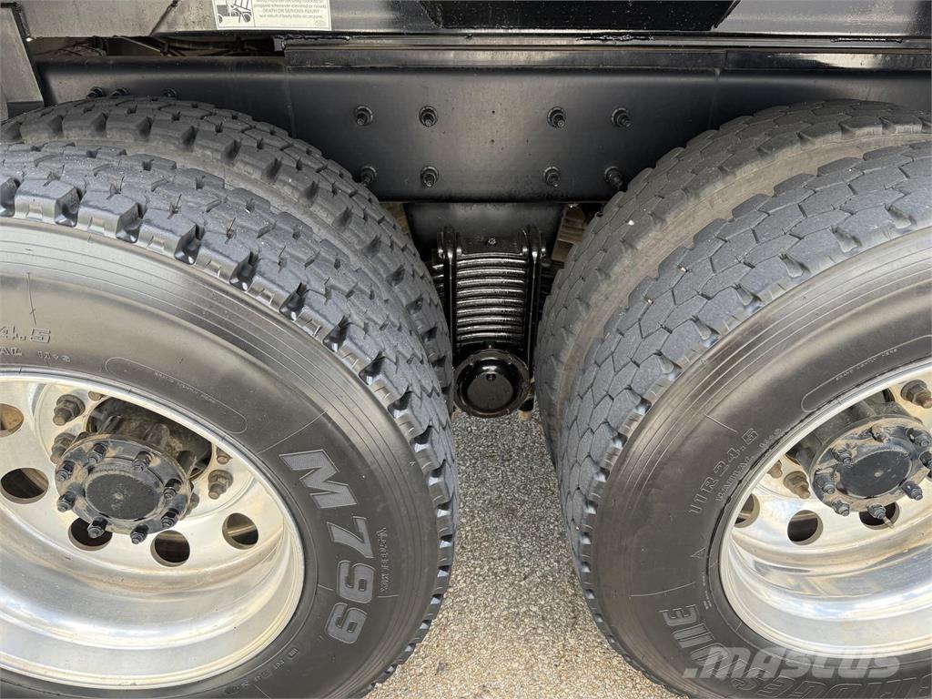 Mack GR64F Savivarčių priekabų vilkikai