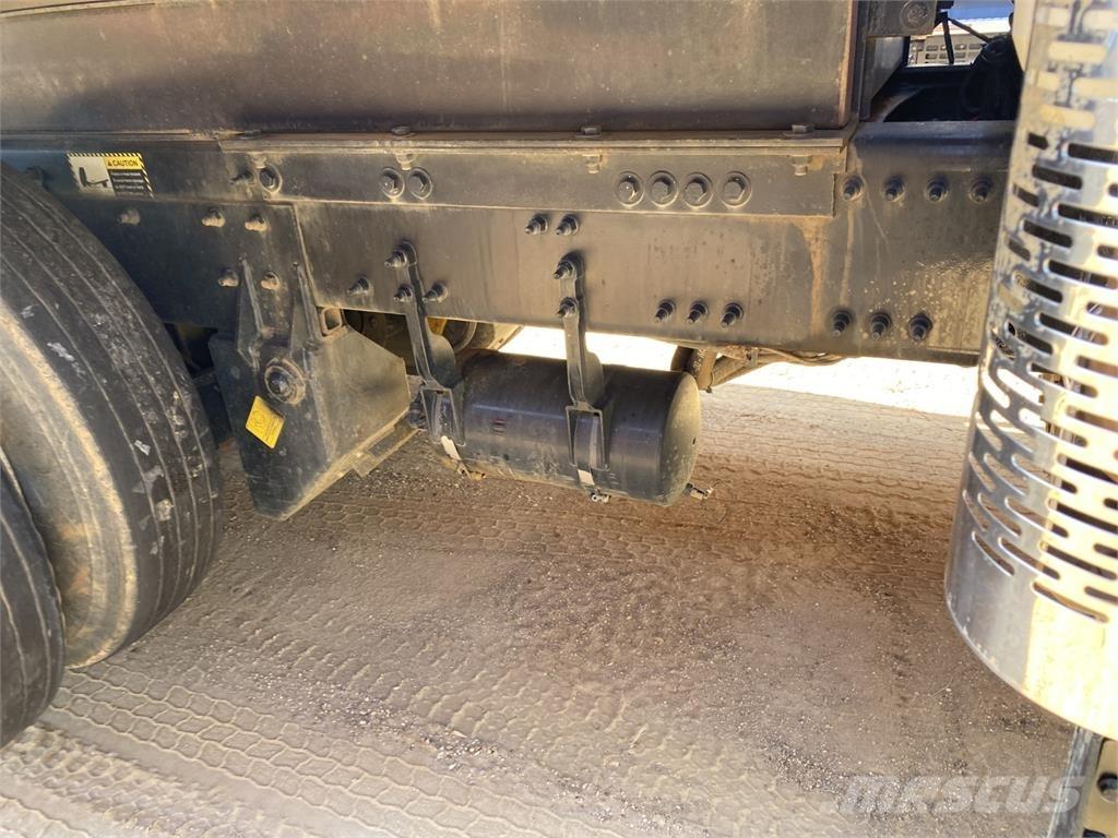 Mack GR64F Savivarčių priekabų vilkikai