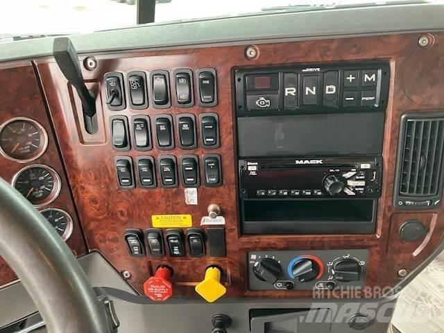 Mack GU800 Važiuoklė su kabina