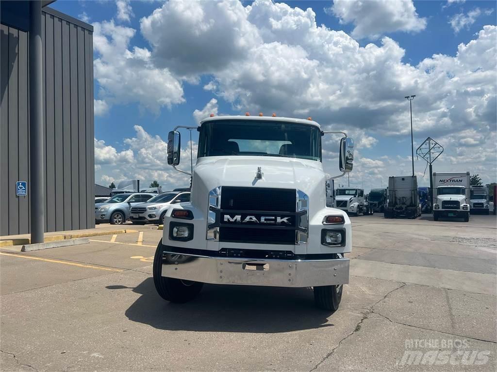 Mack MD742 Važiuoklė su kabina