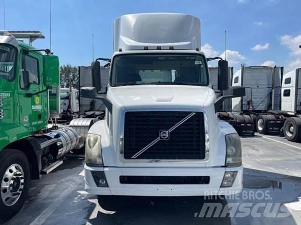 Volvo VNL42T Naudoti vilkikai