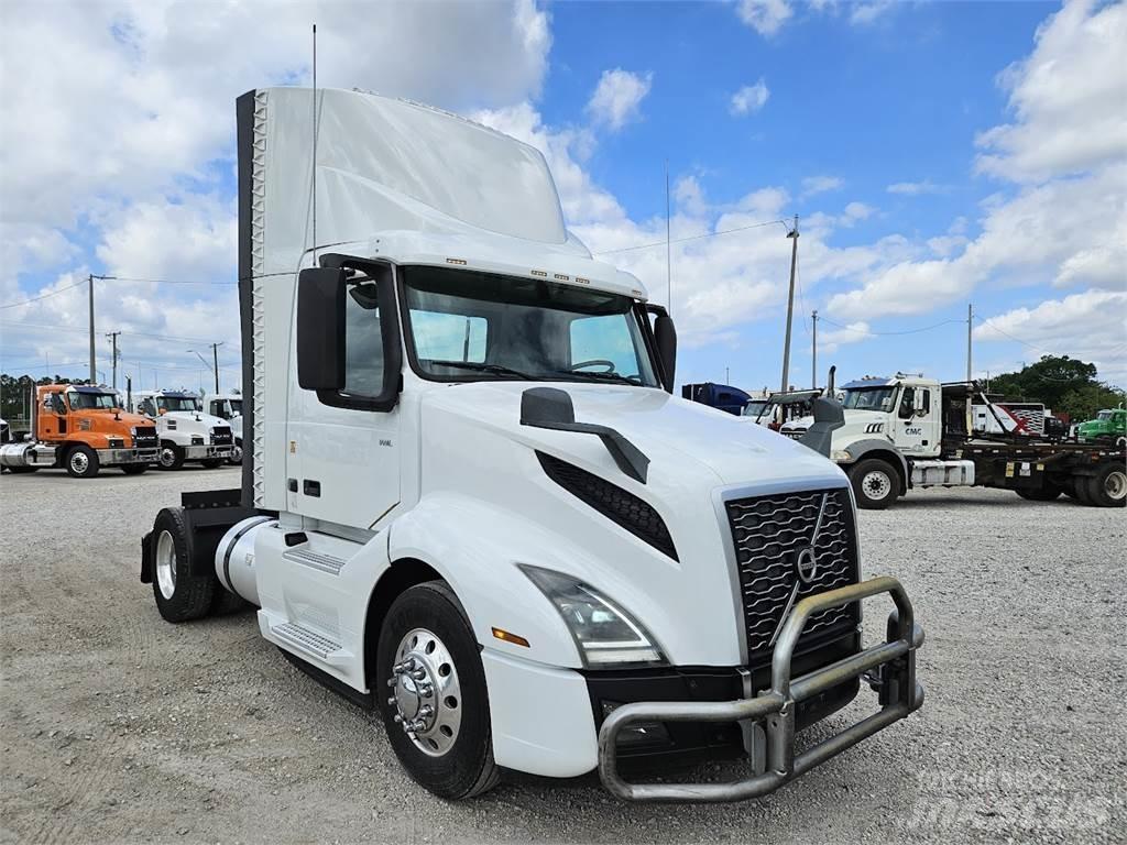 Volvo VNL42T300 Naudoti vilkikai