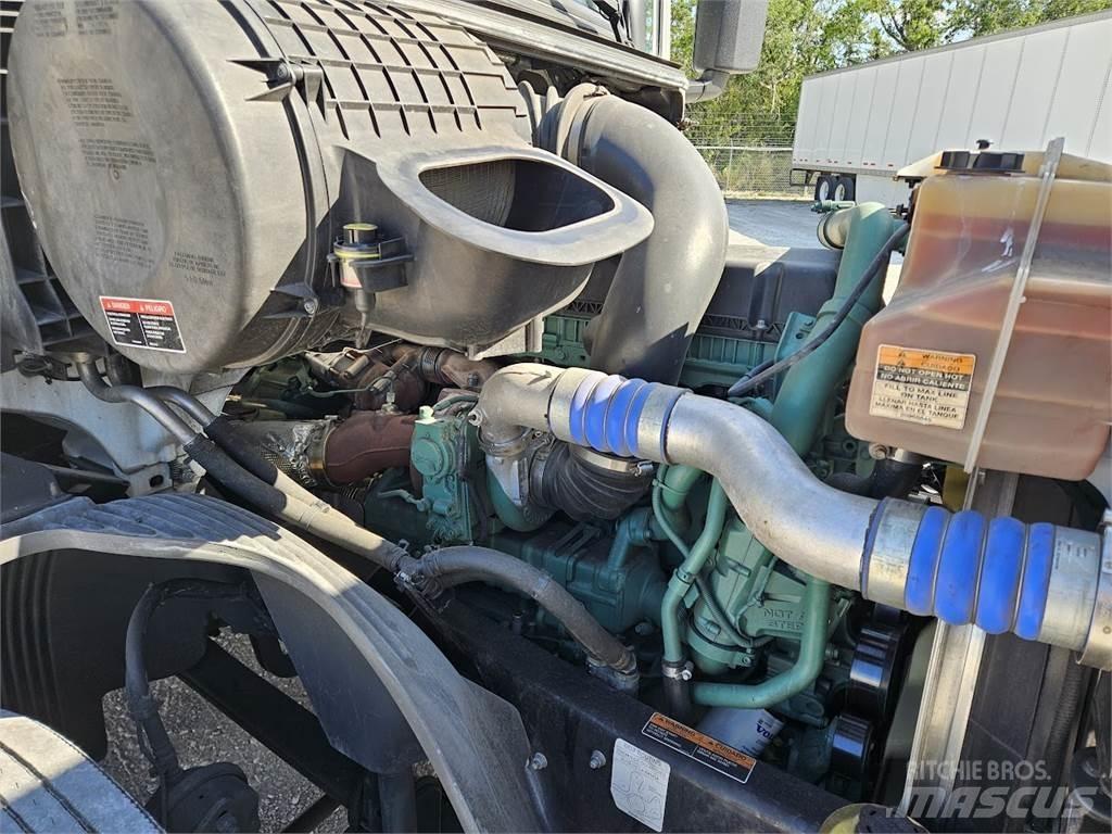 Volvo VNL64T300 Naudoti vilkikai