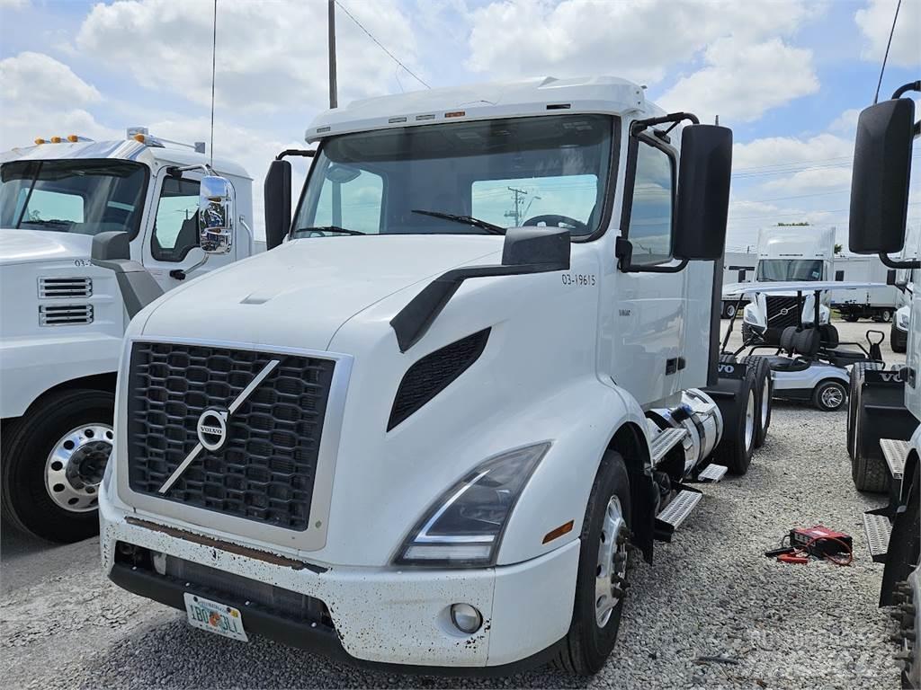 Volvo VNL64T300 Naudoti vilkikai