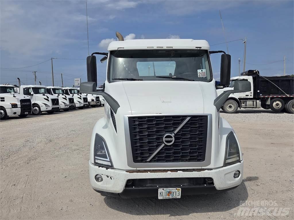 Volvo VNL64T300 Naudoti vilkikai