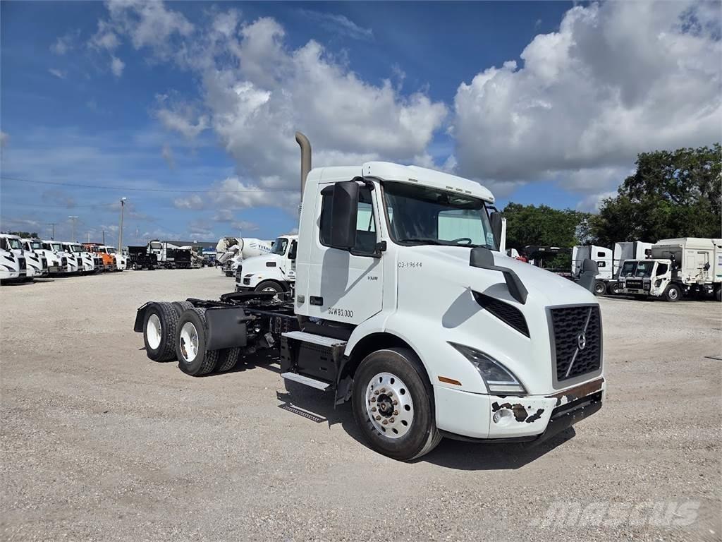 Volvo VNL64T300 Naudoti vilkikai