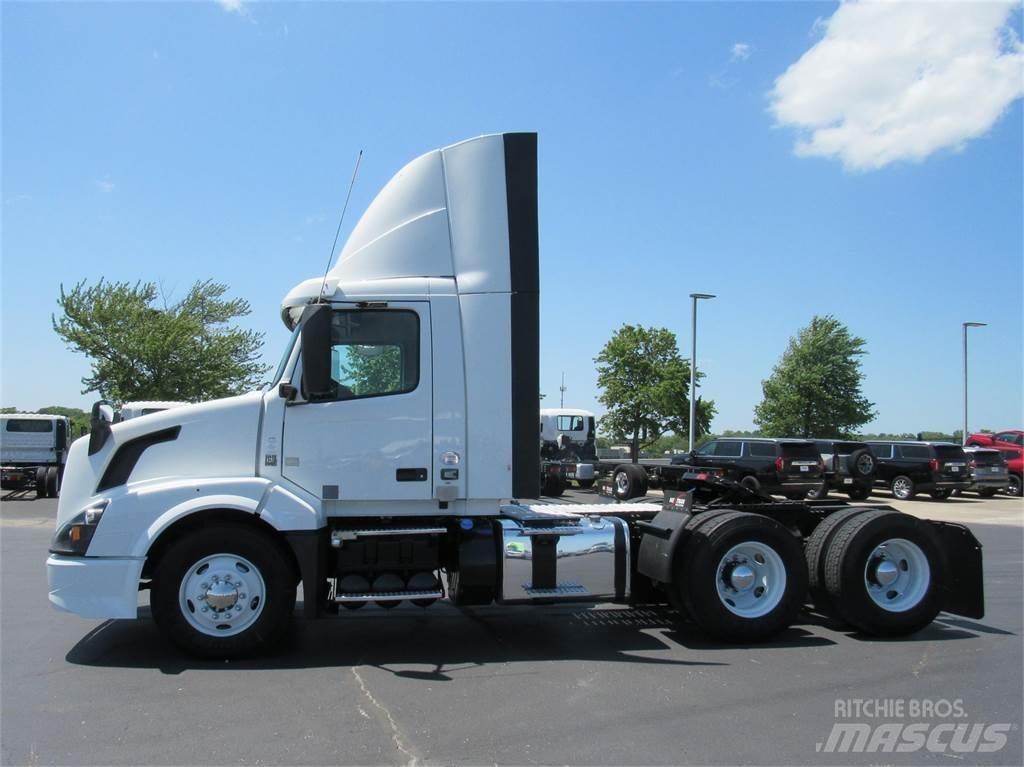 Volvo VNL64T300 Naudoti vilkikai