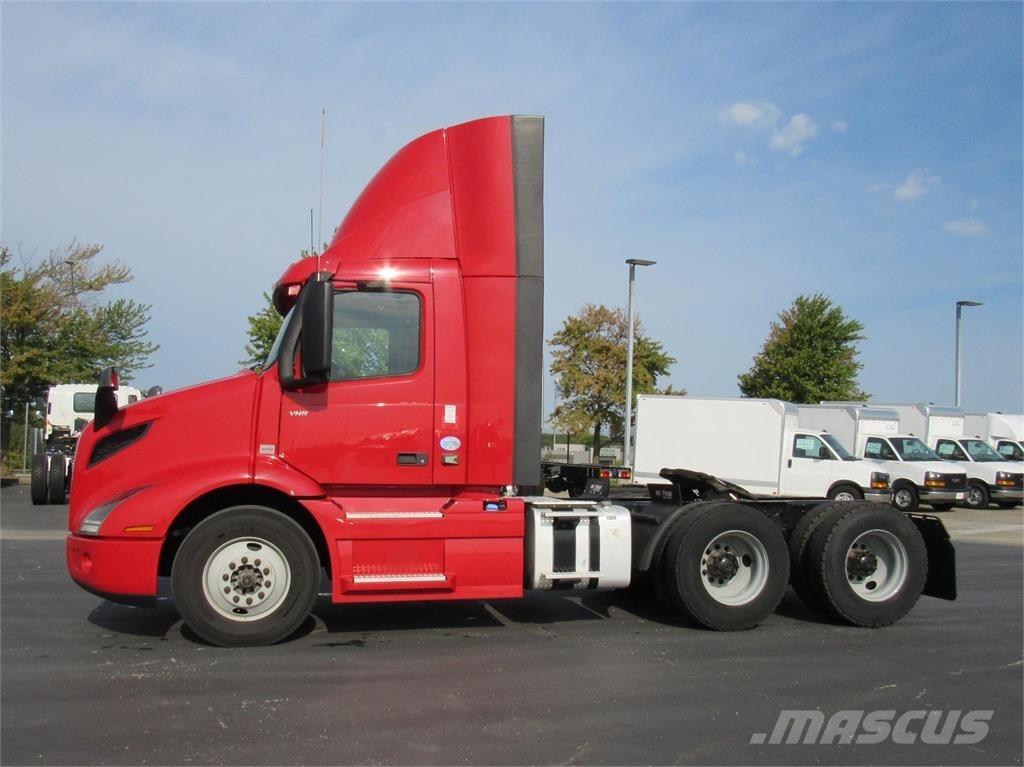 Volvo VNL64T300 Naudoti vilkikai