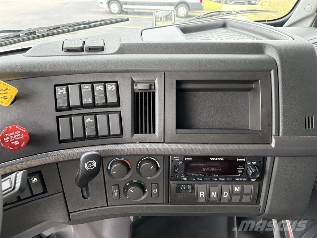 Volvo VNL64T740 Naudoti vilkikai
