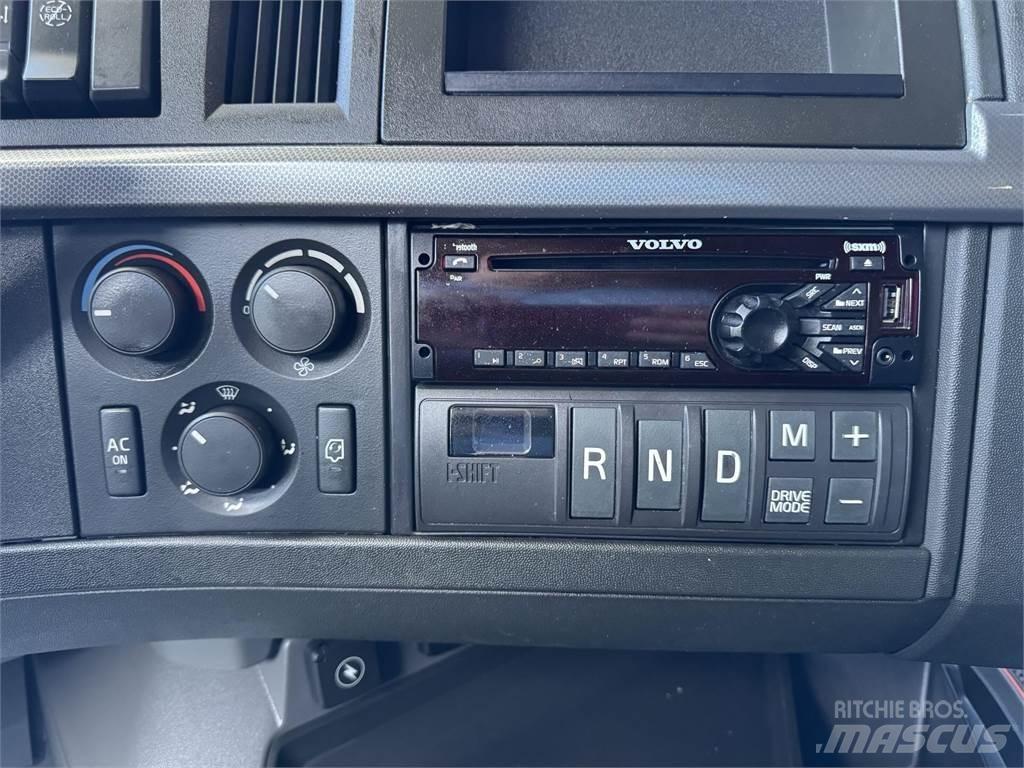 Volvo VNL64T760 Naudoti vilkikai
