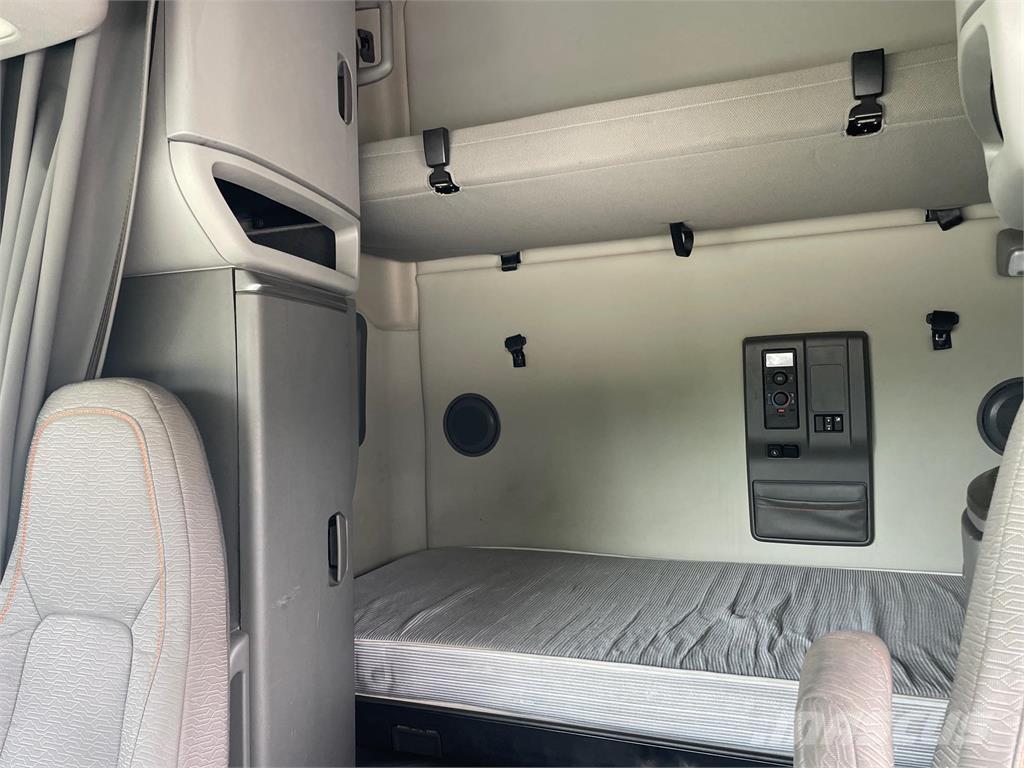 Volvo VNL64T760 Naudoti vilkikai