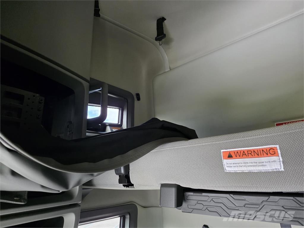 Volvo VNL64T760 Naudoti vilkikai