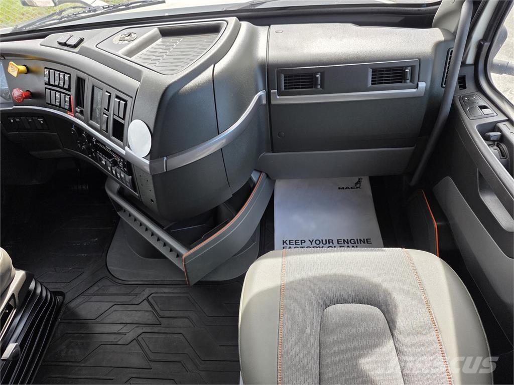 Volvo VNL64T760 Naudoti vilkikai