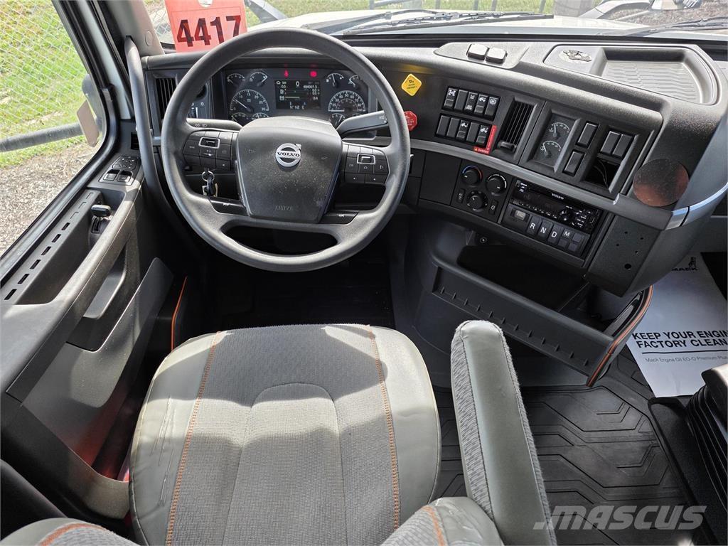 Volvo VNL64T760 Naudoti vilkikai