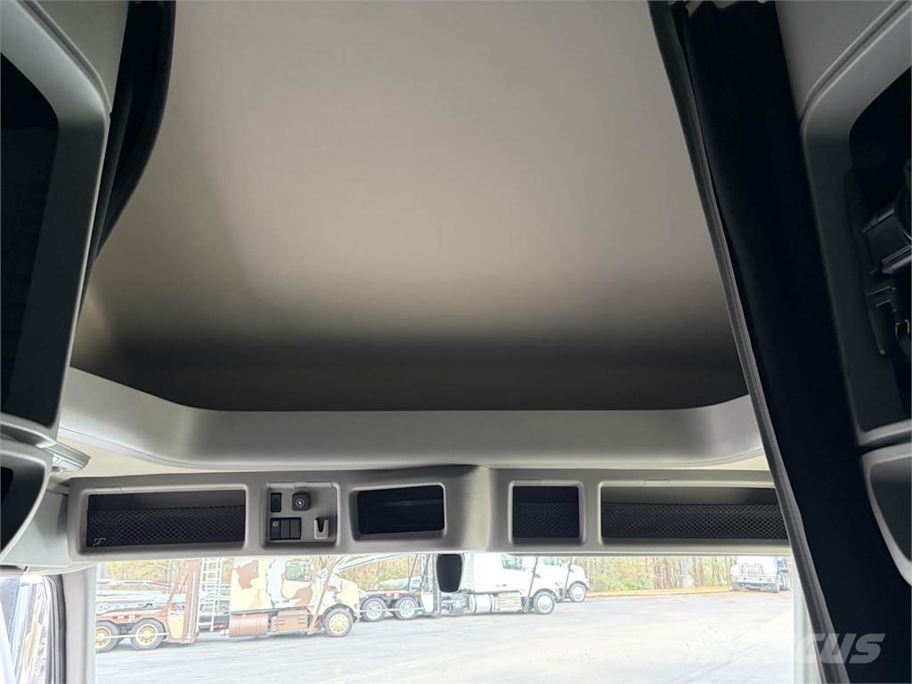 Volvo VNL64T760 Naudoti vilkikai