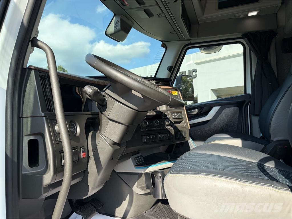 Volvo VNL64T860 Naudoti vilkikai