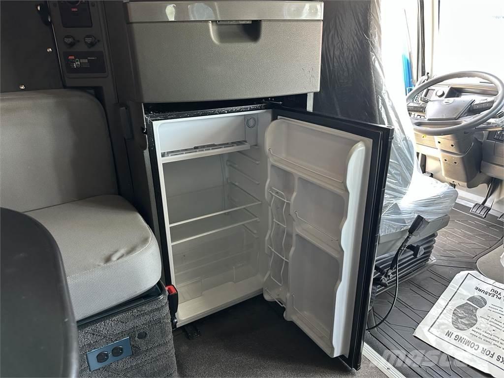 Volvo VNL64T860 Naudoti vilkikai