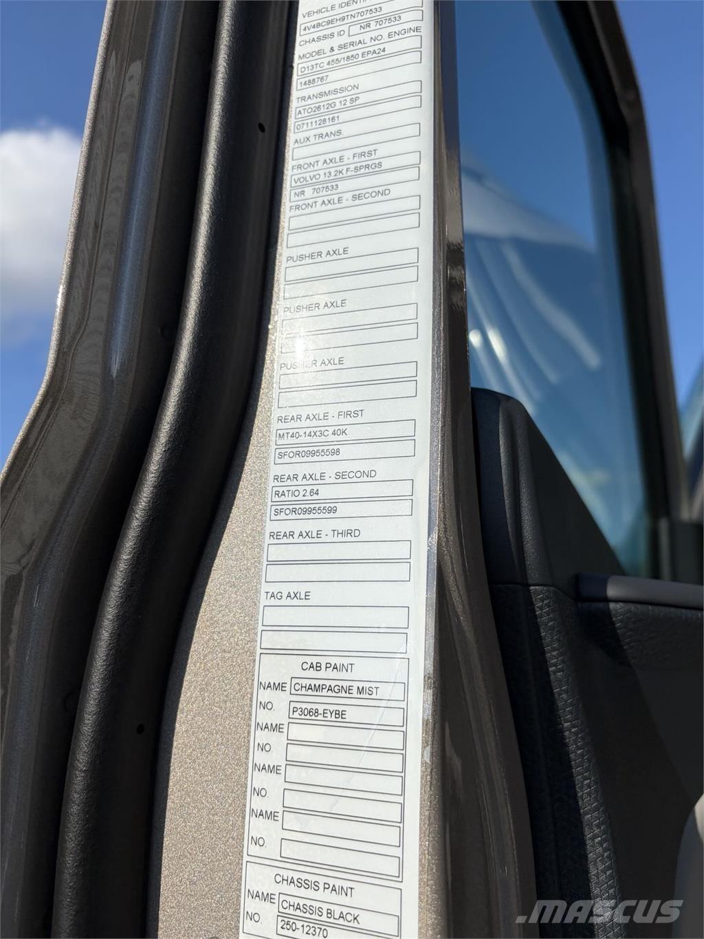 Volvo VNL64T860 Naudoti vilkikai