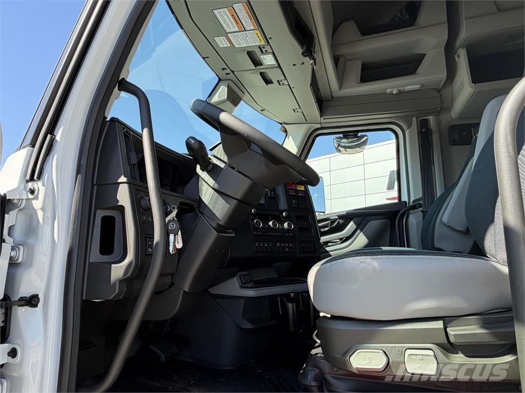 Volvo VNL64T860 Naudoti vilkikai