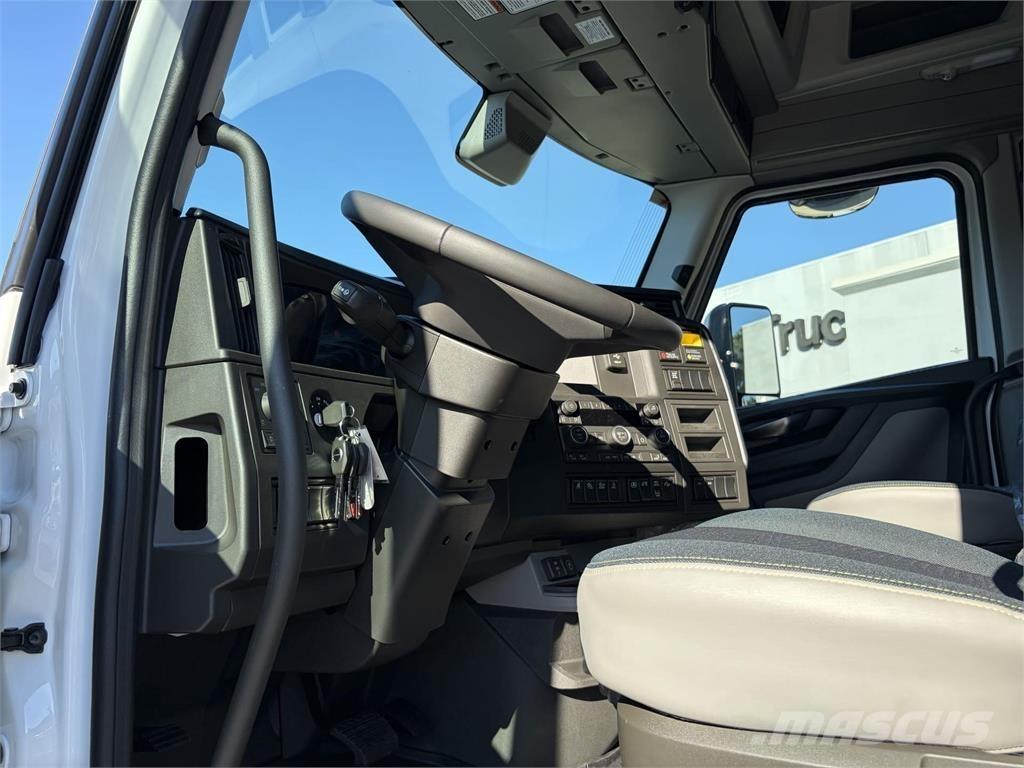 Volvo VNL64T860 Naudoti vilkikai