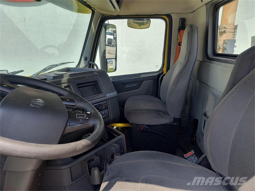 Volvo VNR64T Naudoti vilkikai