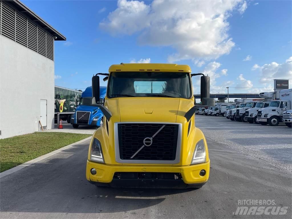 Volvo VNR64T300 Naudoti vilkikai