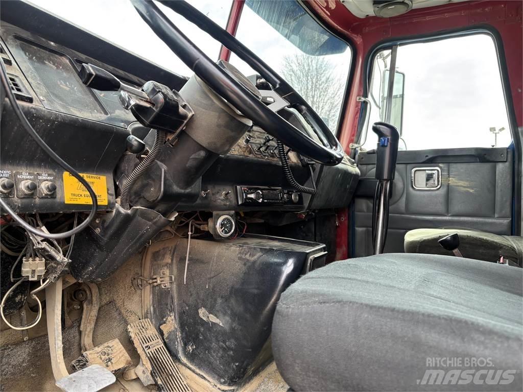 Volvo WG64T Savivarčių priekabų vilkikai