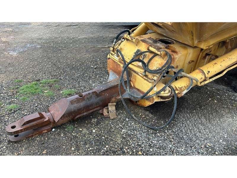 CAT D250B Savivartės priekabos