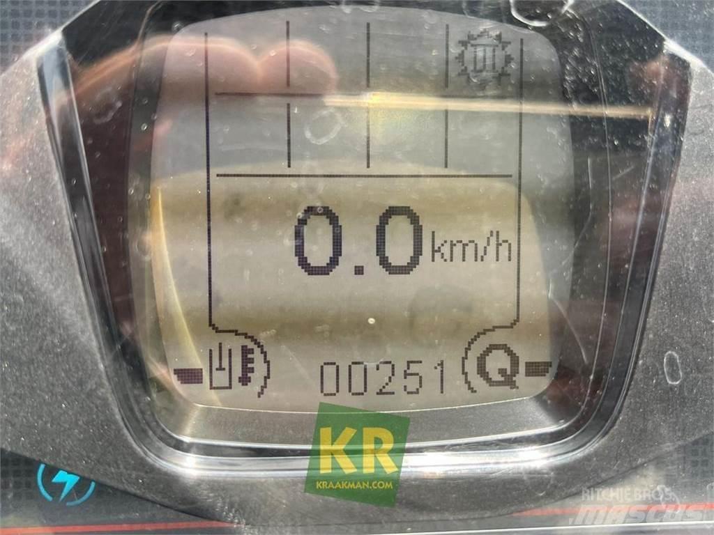 GiANT G2200E Frontaliniai krautuvai ir ekskavatoriai