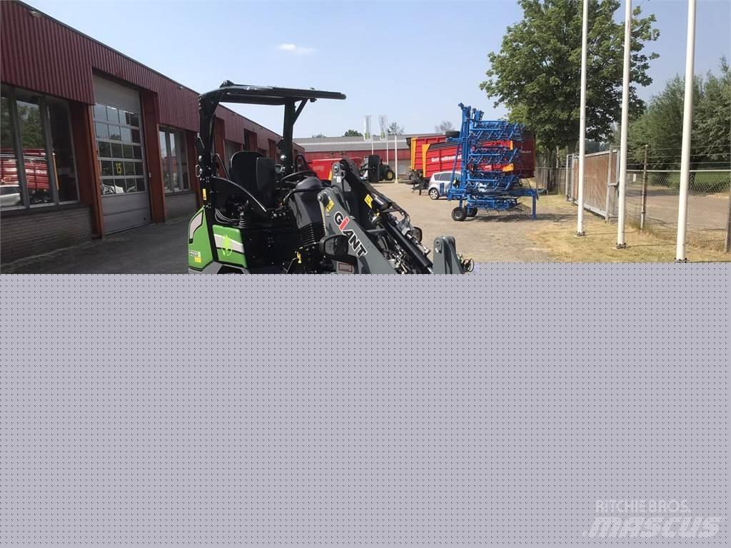 GiANT G2200E Frontaliniai krautuvai ir ekskavatoriai
