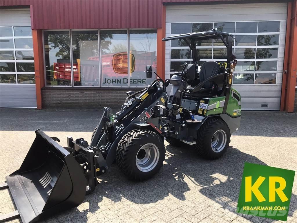GiANT G2200E Frontaliniai krautuvai ir ekskavatoriai