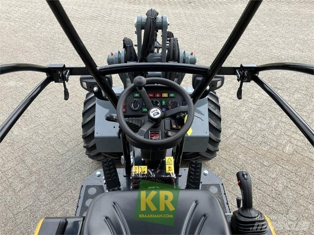 GiANT G2300 Frontaliniai krautuvai ir ekskavatoriai