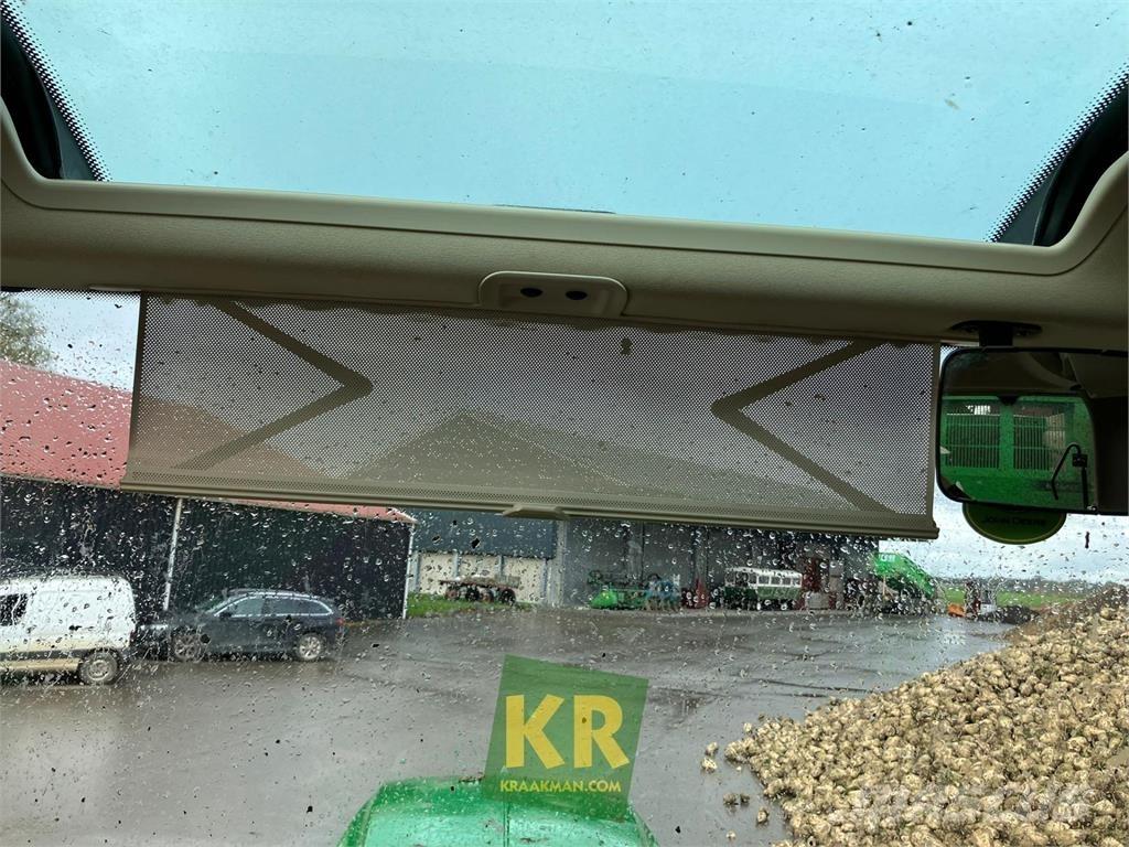John Deere 6215R Traktoriai