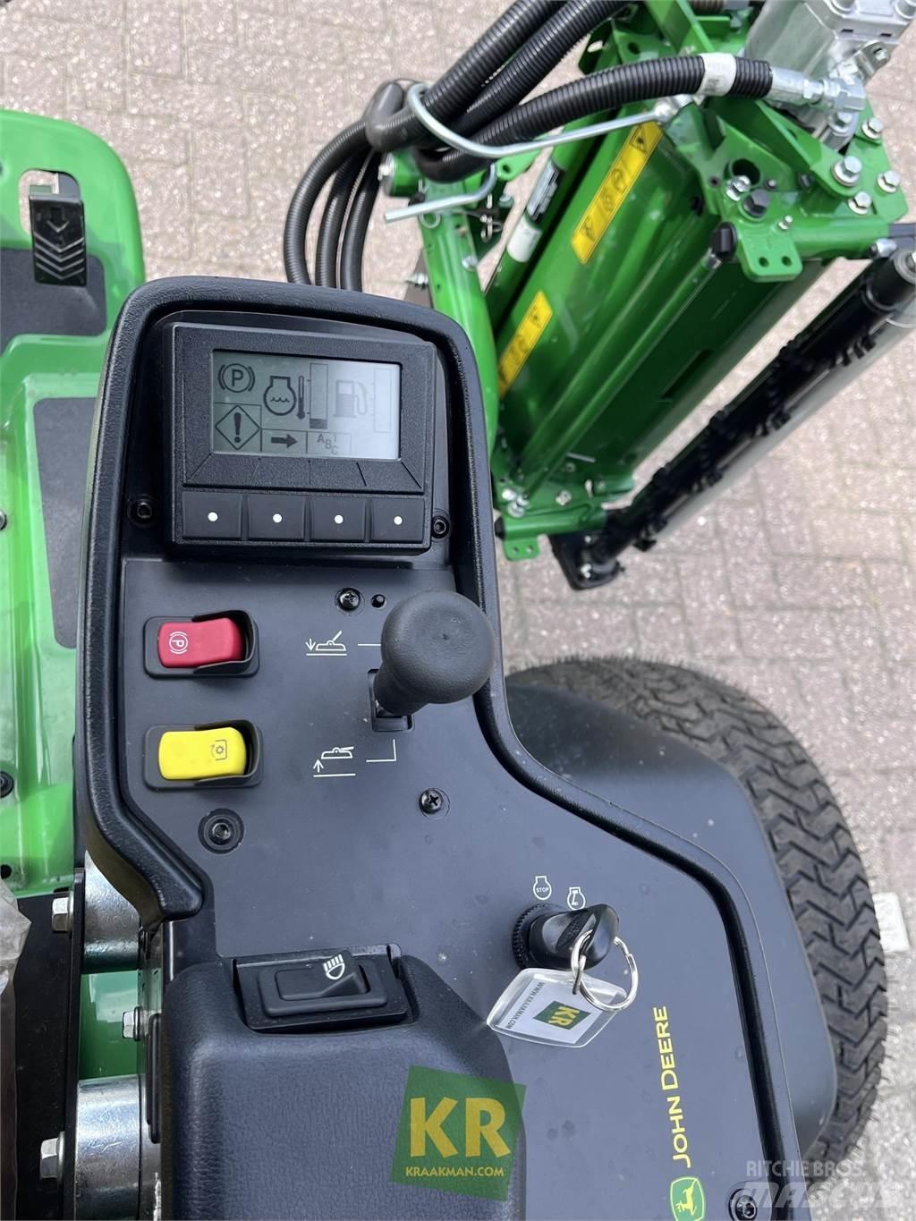 John Deere 8700A Golfo laukų šienapjovės