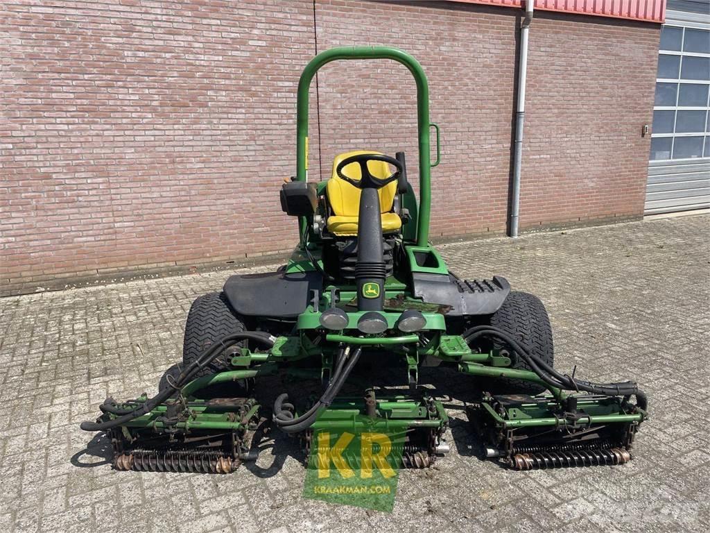John Deere 8700A Golfo laukų šienapjovės
