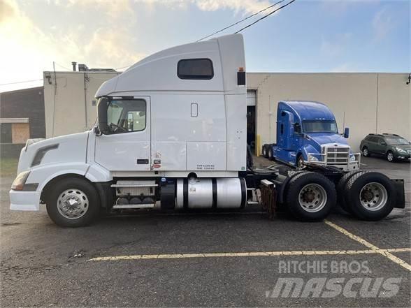 Volvo VNL64T670 Naudoti vilkikai