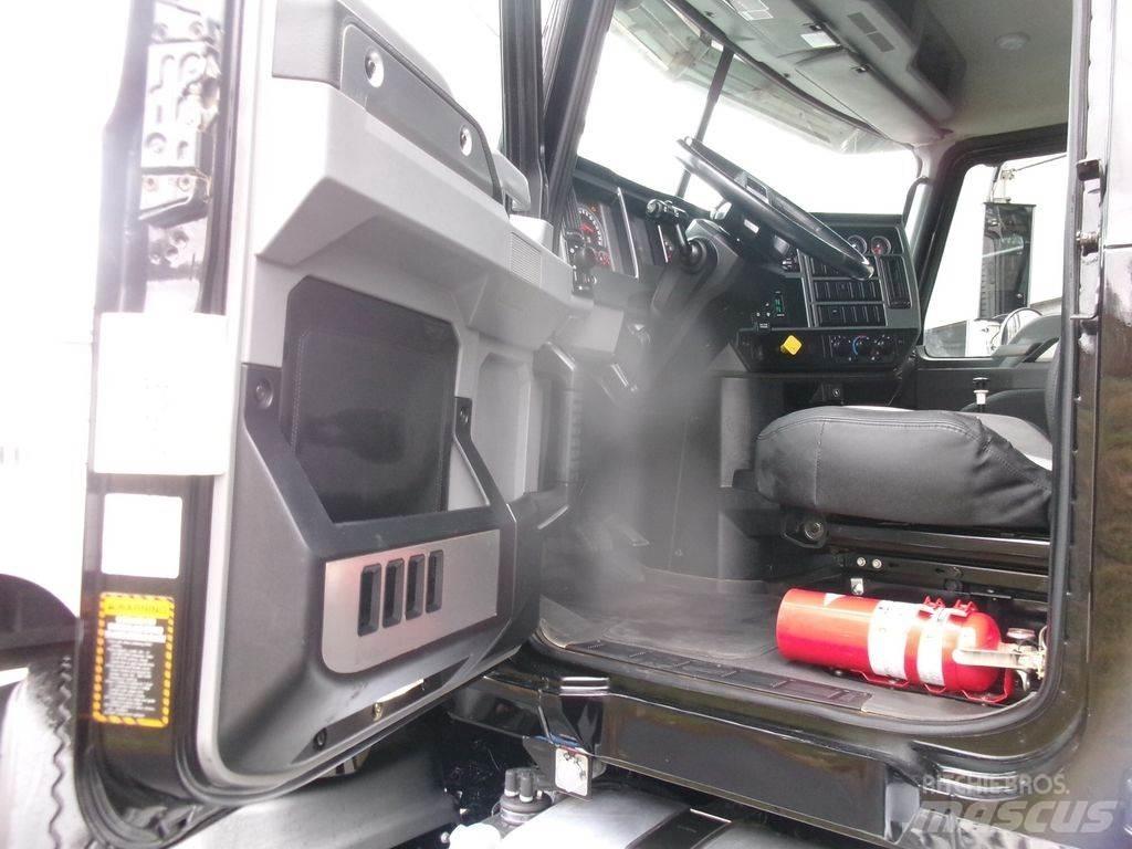 Mack GR64F Savivarčių priekabų vilkikai