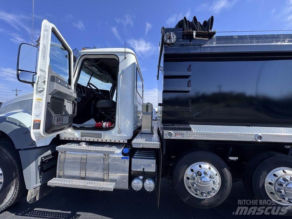 Mack GR64F Savivarčių priekabų vilkikai
